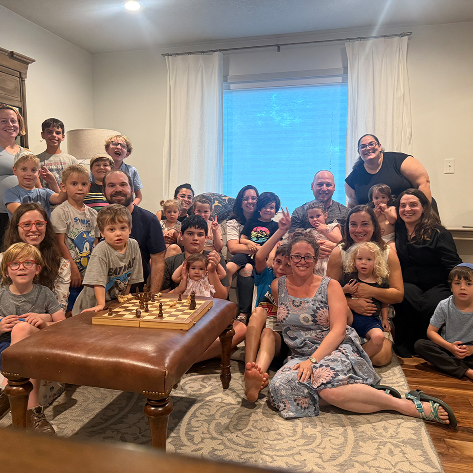 People_sitting_together_around_the_Table