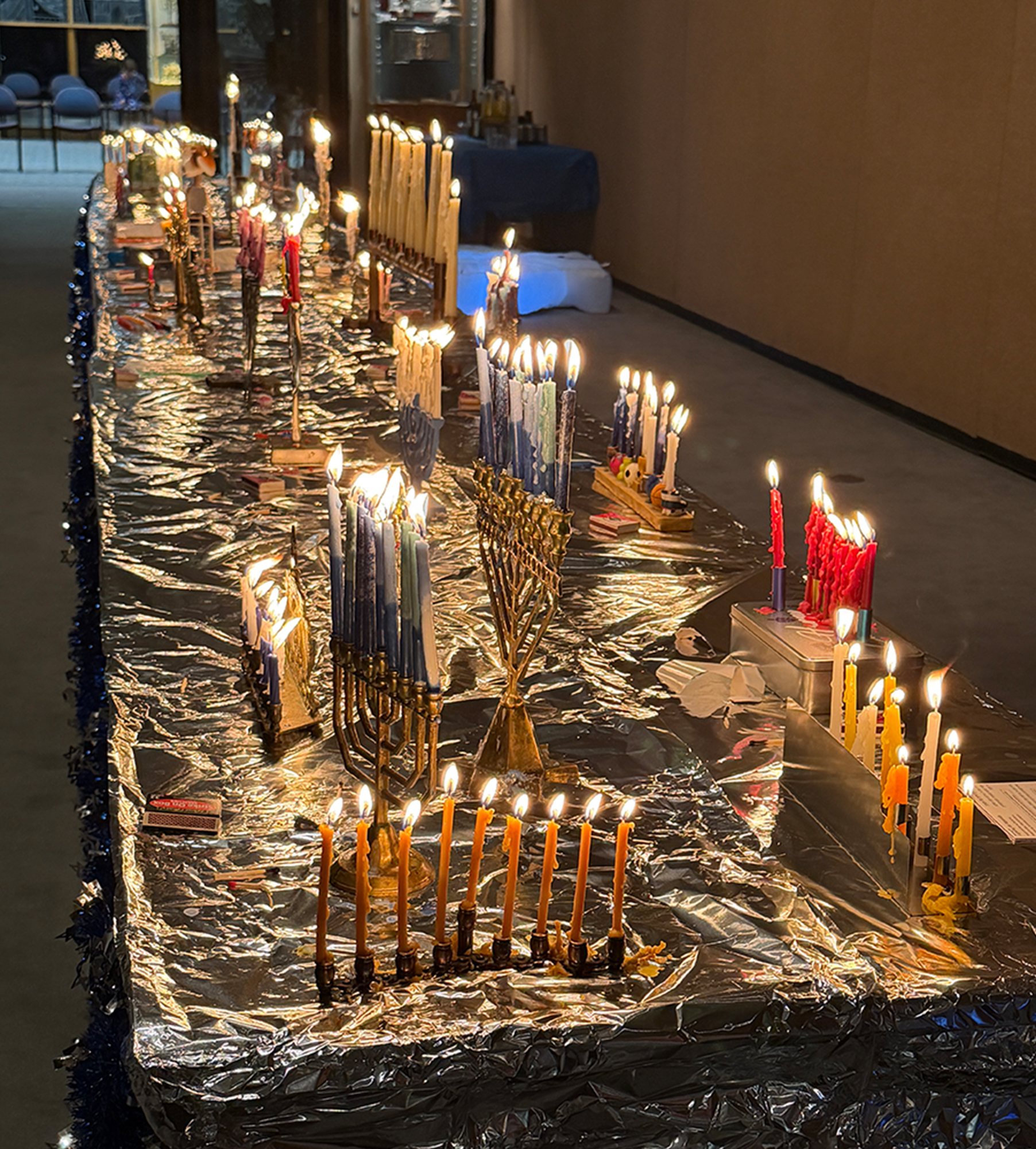 Table_with_Hanukkah_menorah